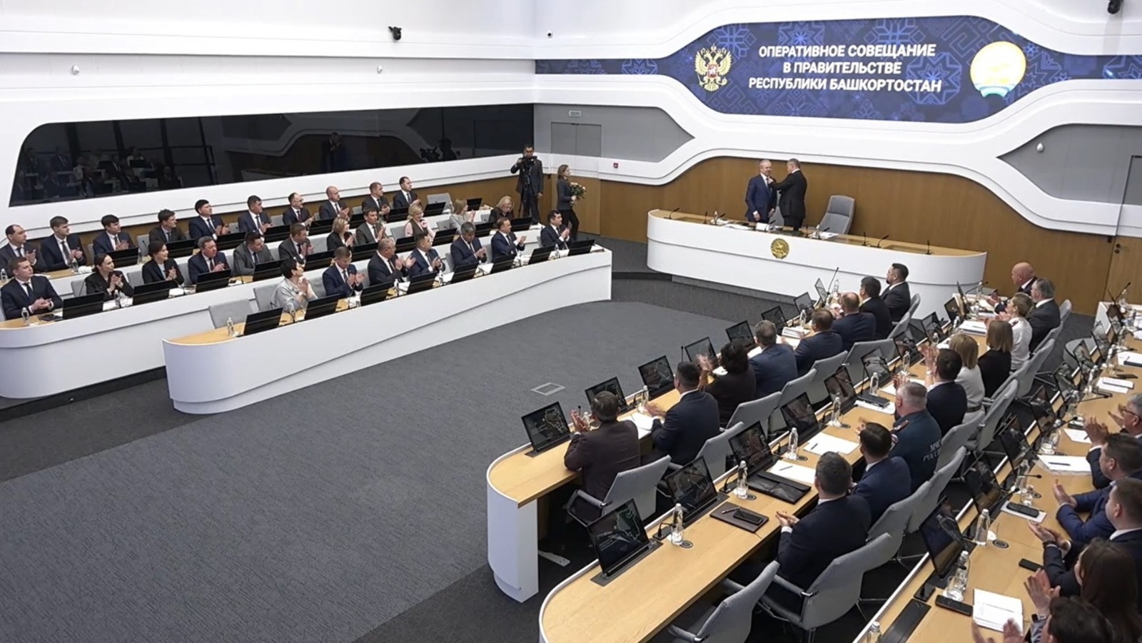 Радий Хабиров наградил Андрея Назарова медалью «За трудовую доблесть»