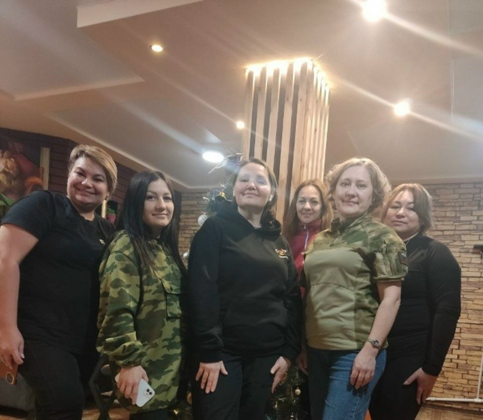 Юлия вторая слева.