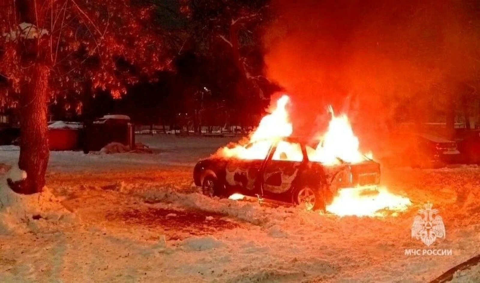 Житель Башкирии своими силами пытался потушить машину и попал в ожоговый центр