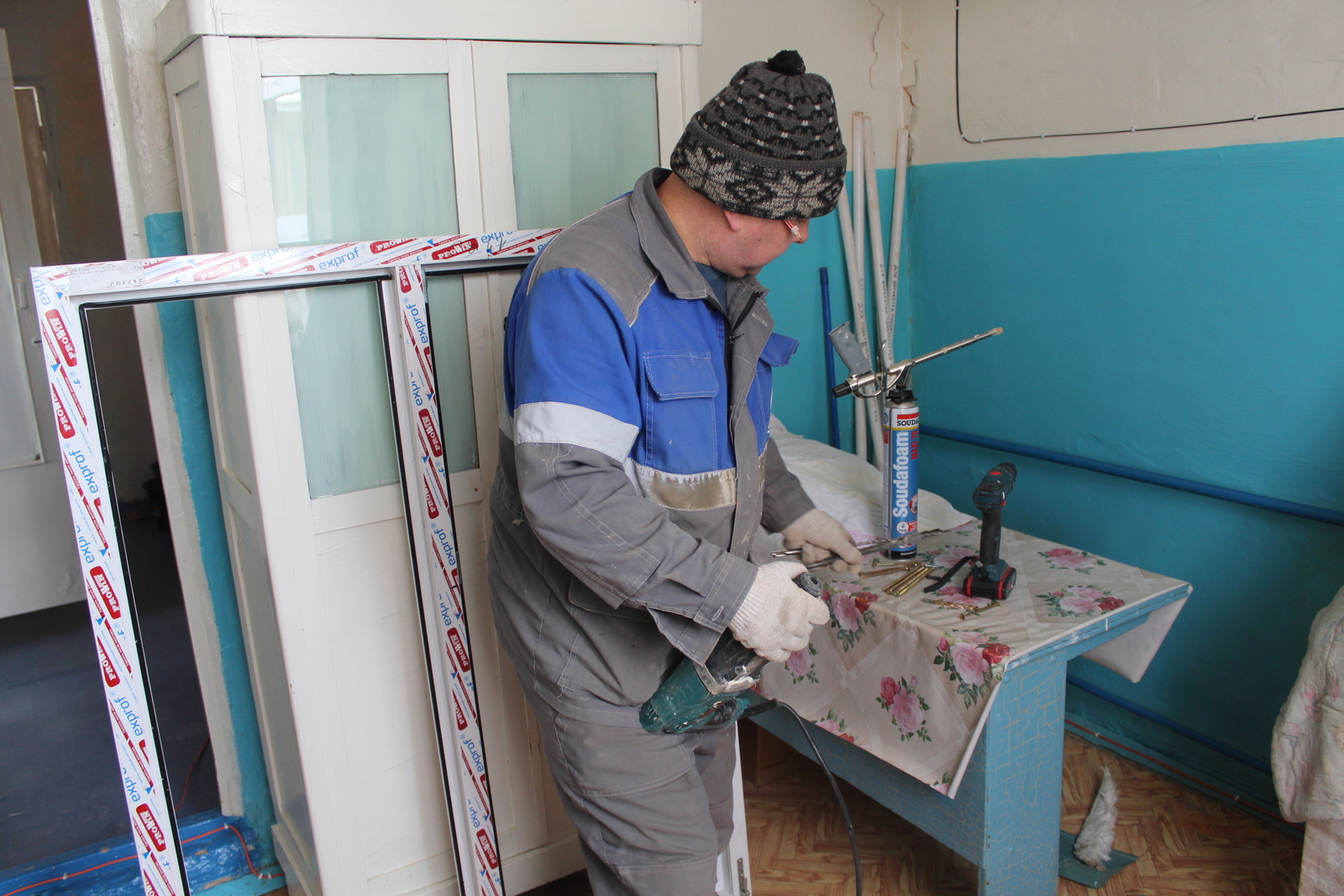 В Аургазинском районе Башкирии деревенские волонтеры утепляют ФАП