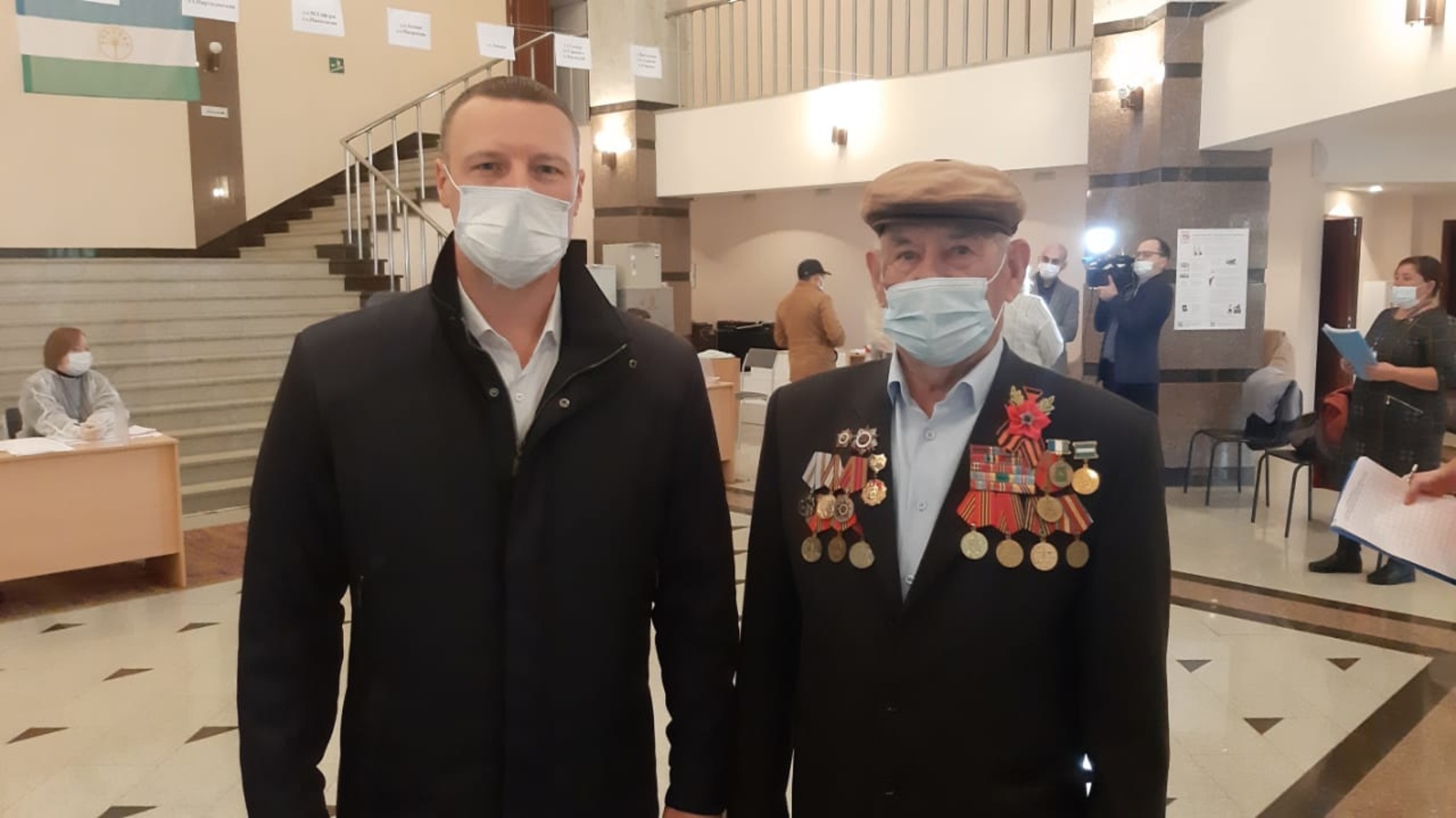 Сельчане спешат сделать свой выбор. На избирательный участок пришел 96 - летний ветеран Великой Отечественной войны Шариф Гадиевич Мусагитов.