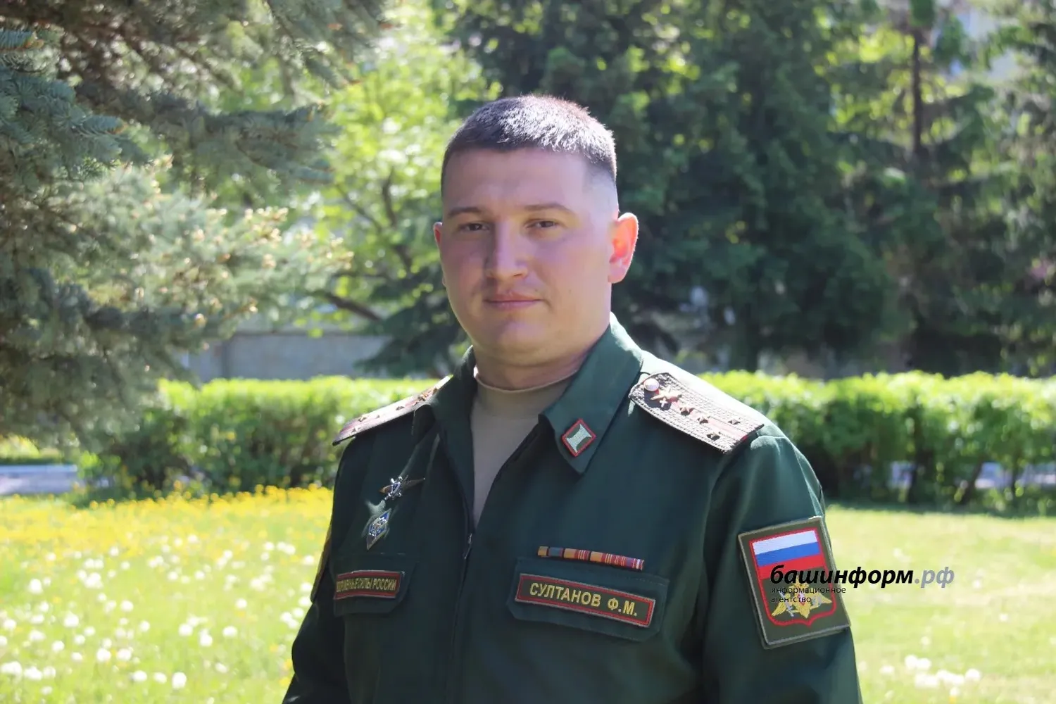 офицер пункта отбора на военную службу по контракту «Защитник» капитан Фадис Султанов Фото: Эдуард Кускарбеков | ИА «Башинформ»
