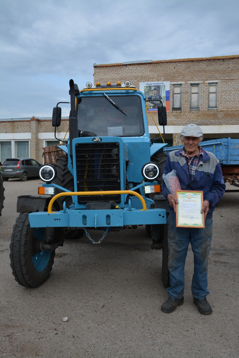 Данил Андреев  Рашит Асфандияров со своим 40-летним трактором