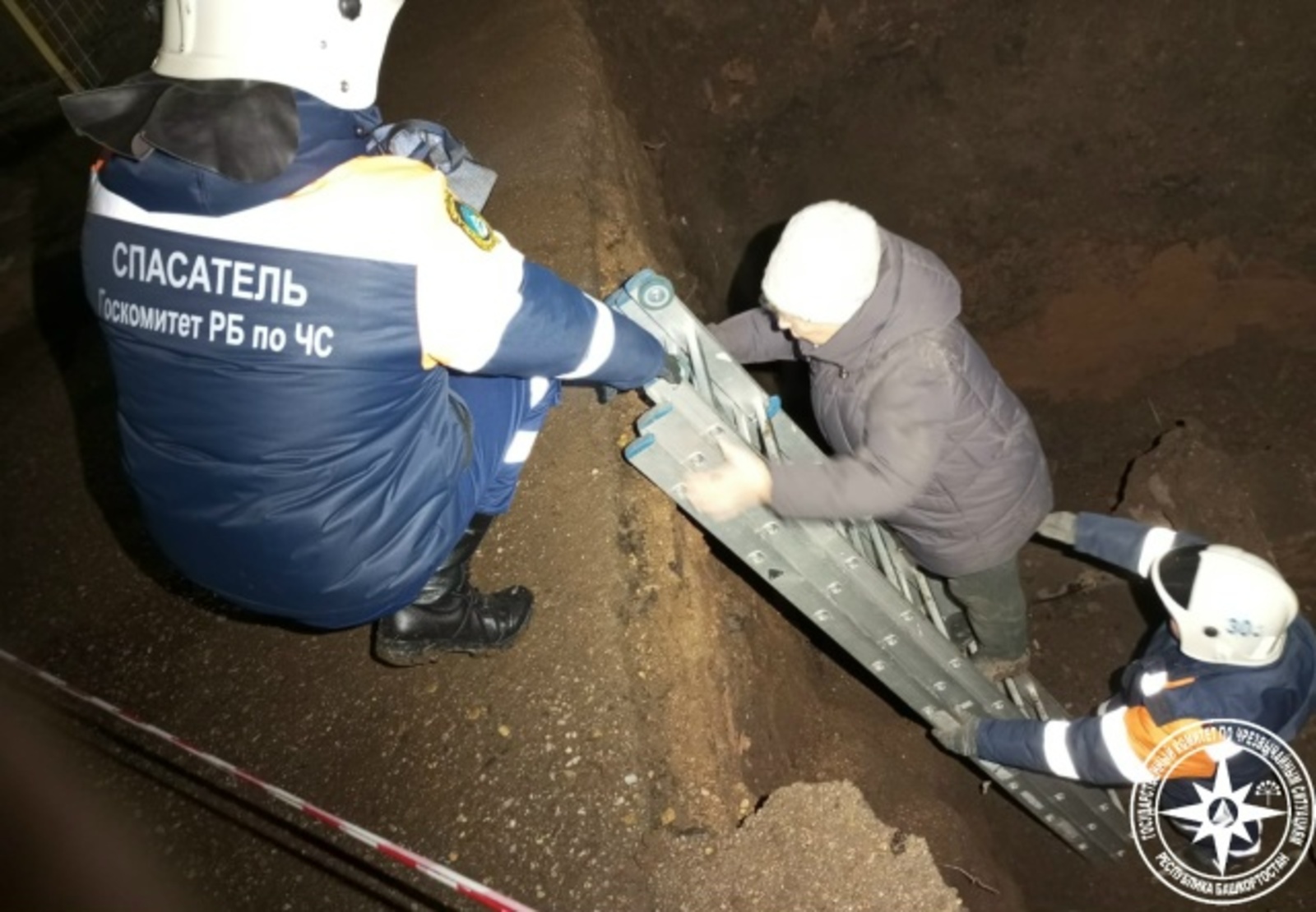 В Башкирии женщина провалилась в траншею