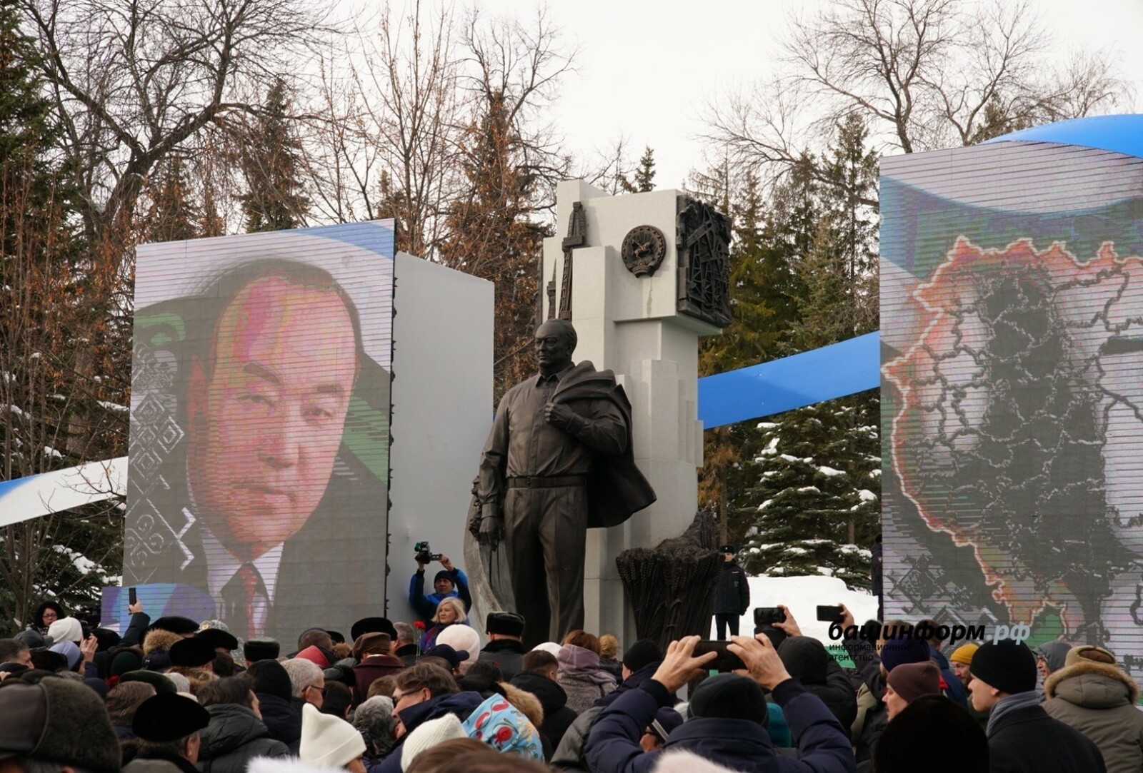 В столице Башкирии открыли памятник Муртазе Рахимову