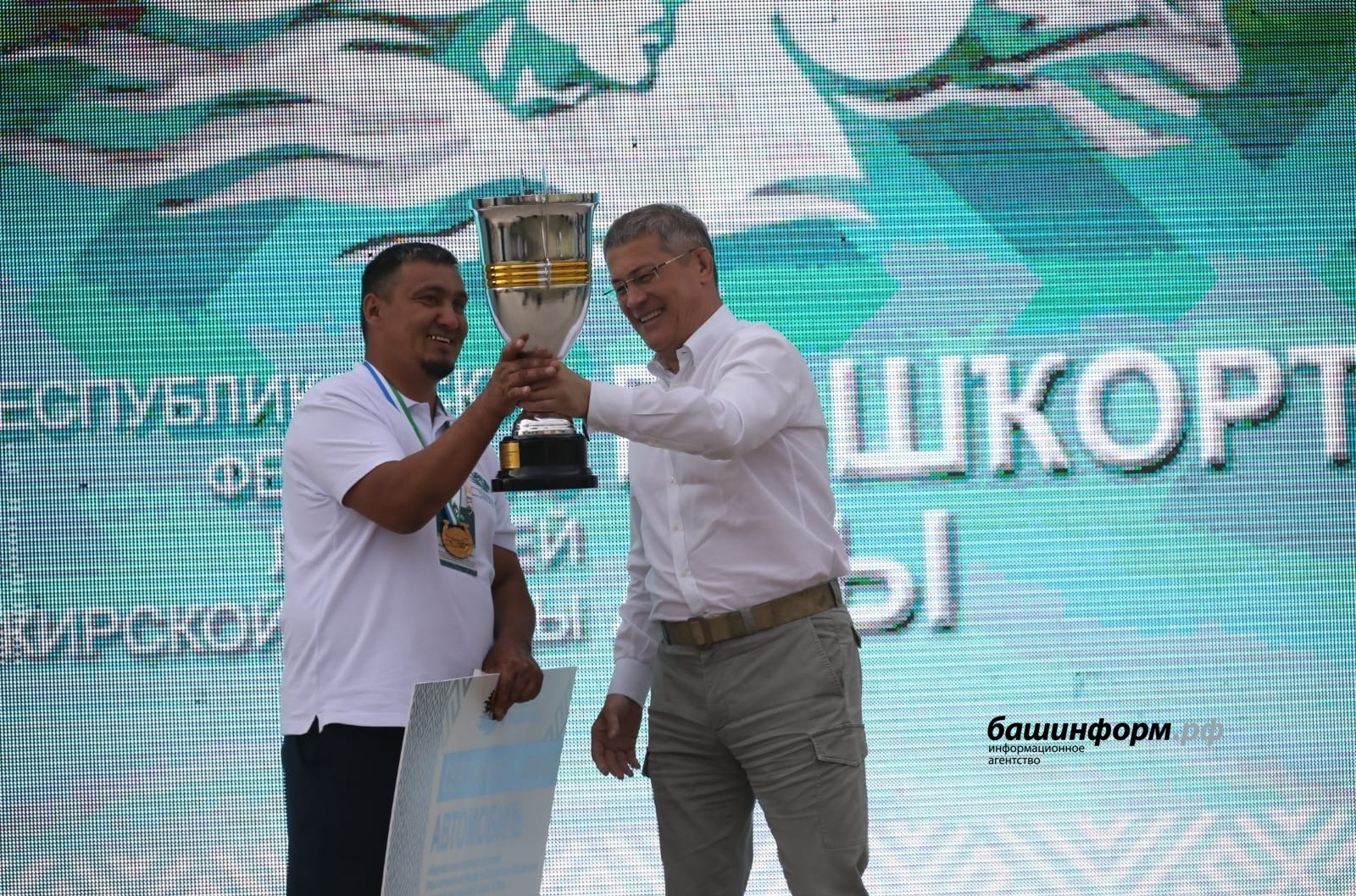 Глава Башкирии наградил победителя и призеров конноспортивных состязаний «Оҙон бәйге»