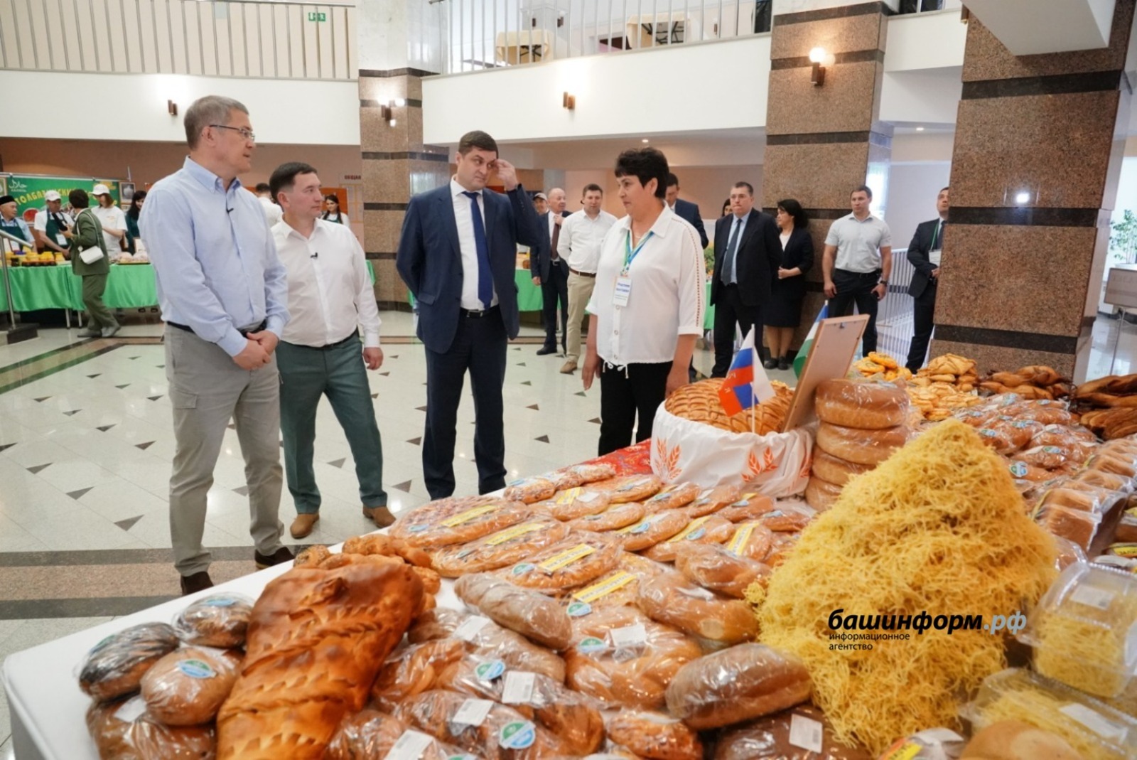 Радий Хабиров оценил продукцию предприятий Аургазинского района
