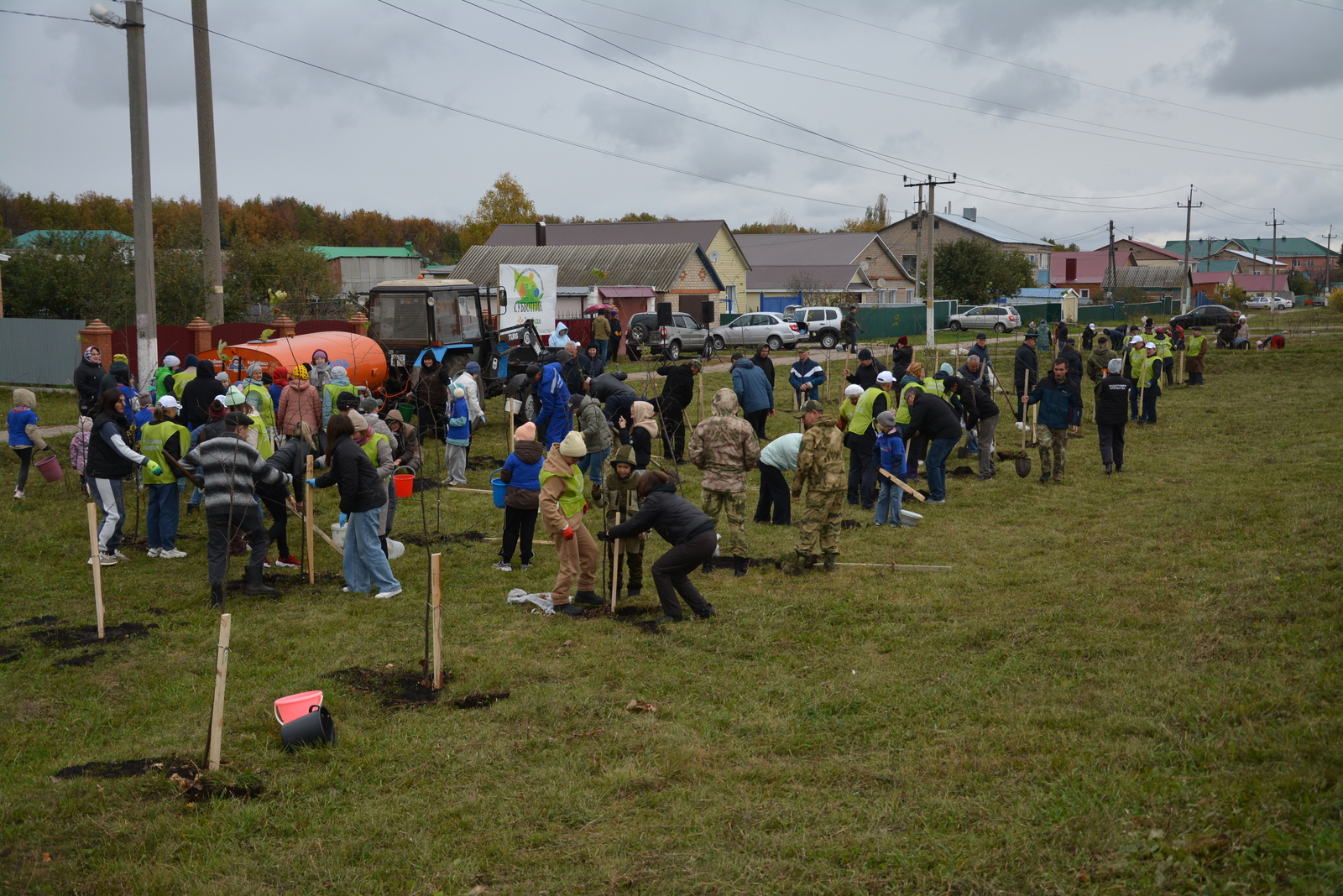 Жители Аургазинского района Башкирии высадили новую аллею в дождливый день