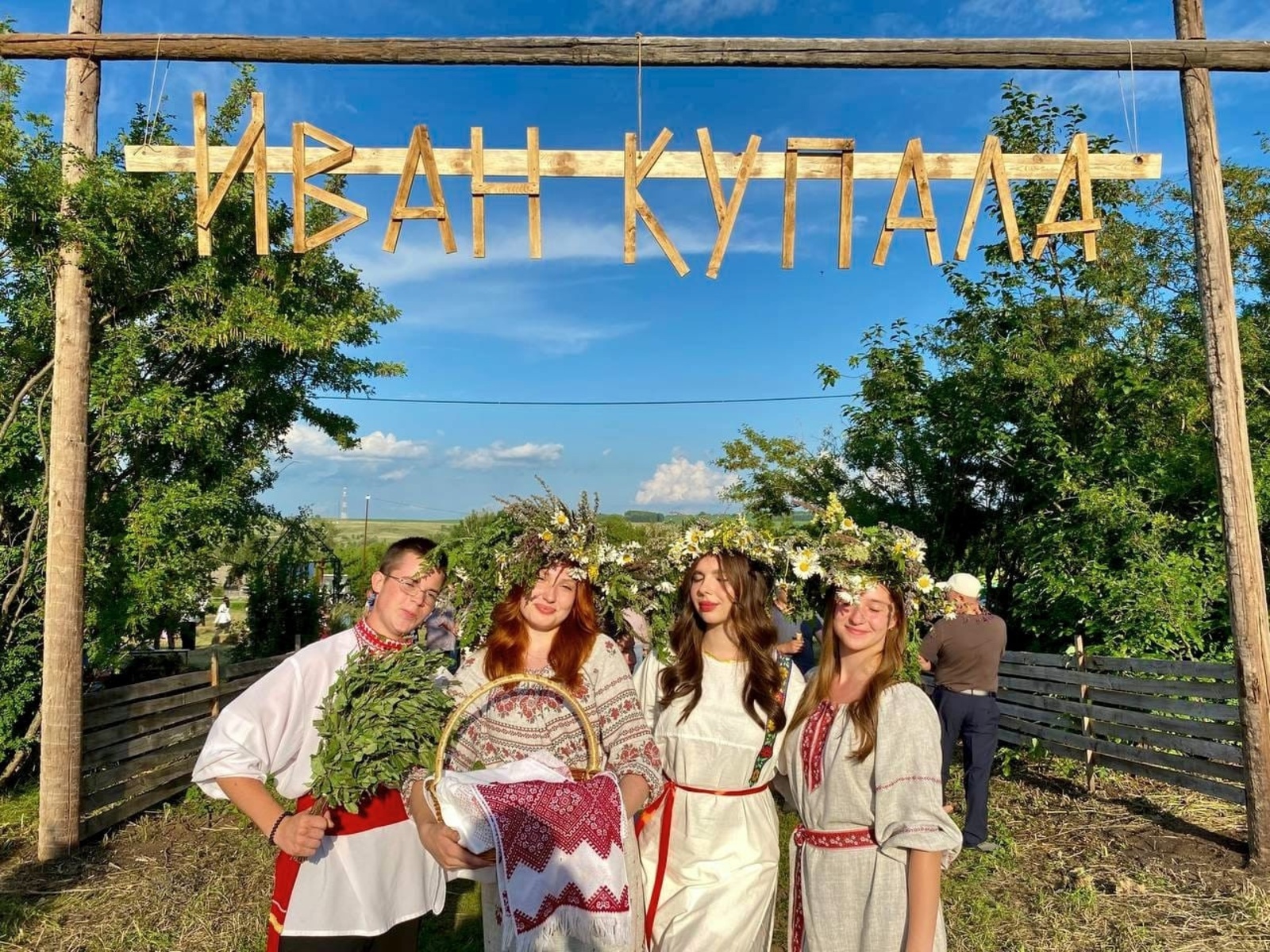 Закружил купальский хоровод