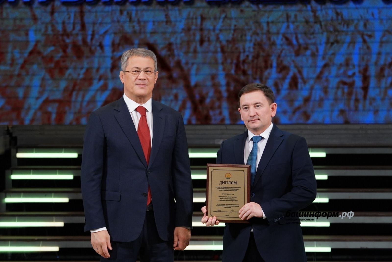 Радий Хабиров вручил высокие награды лучшим аграриям Аургазинского района