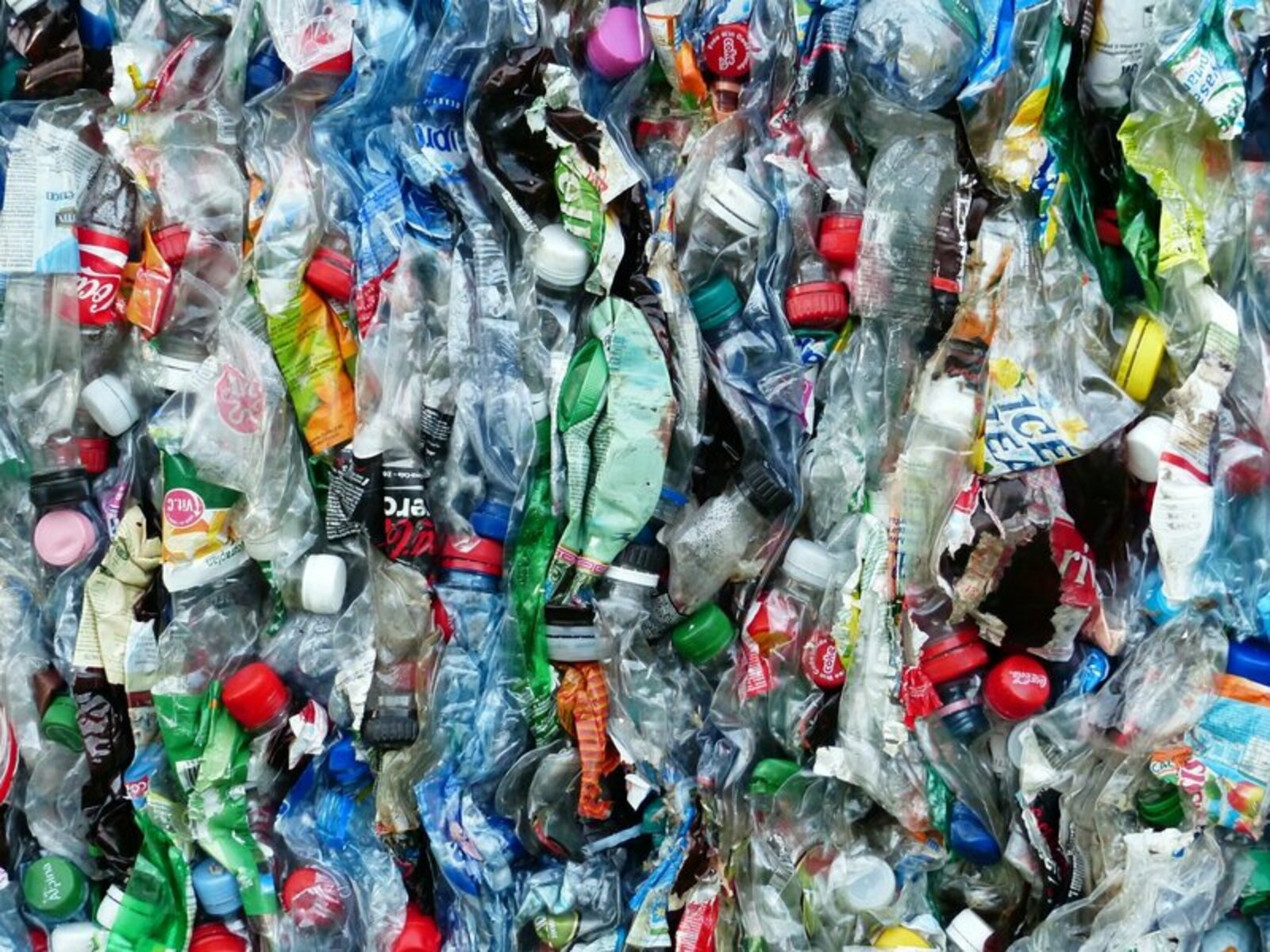 Жителям одного из городов Башкирии предложили сдавать пластиковые бутылки и алюминиевые банки и получать бонусы