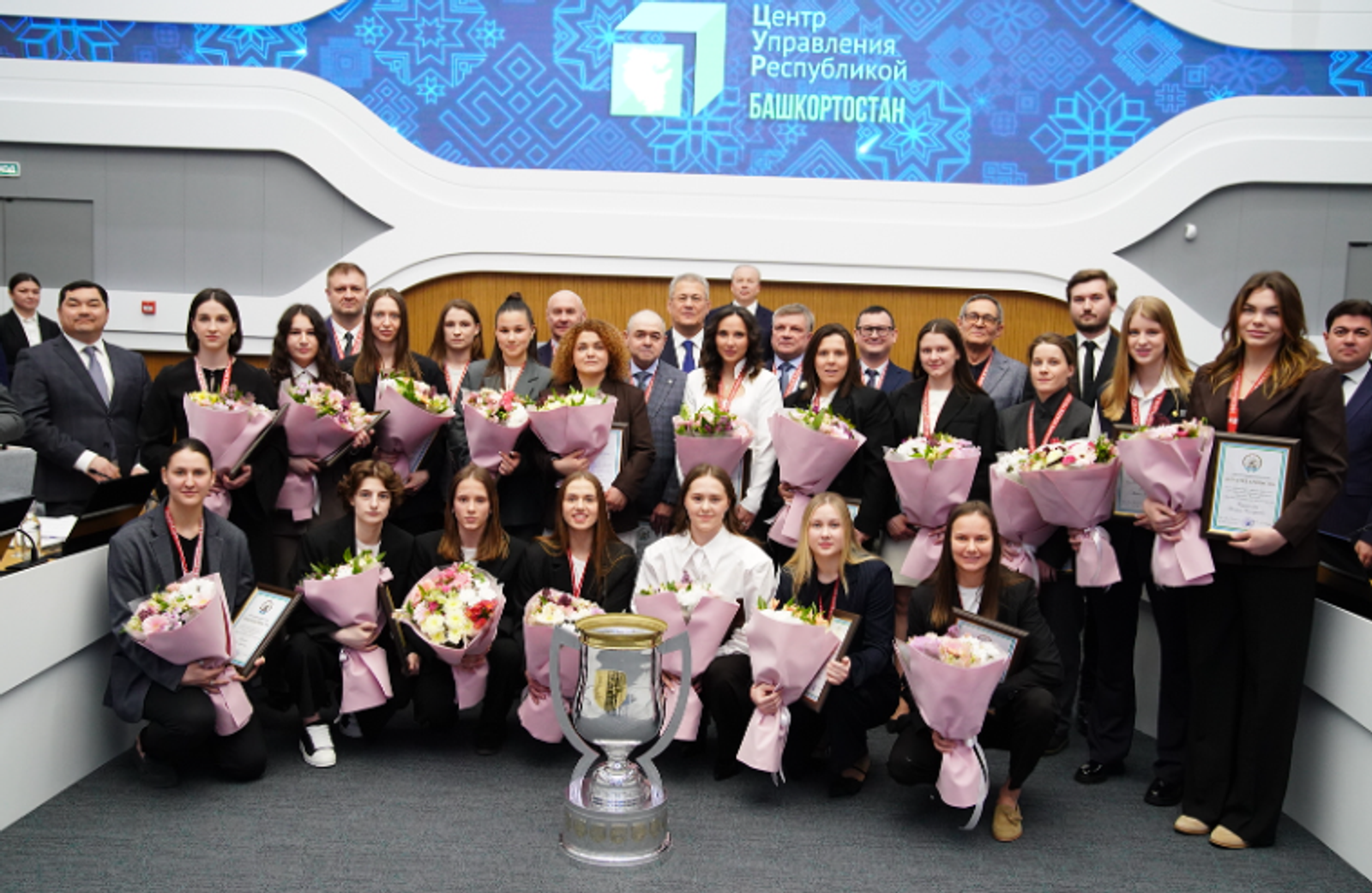 Радий Хабиров поздравил команду «Агидель» с победой в Кубке ЖХЛ