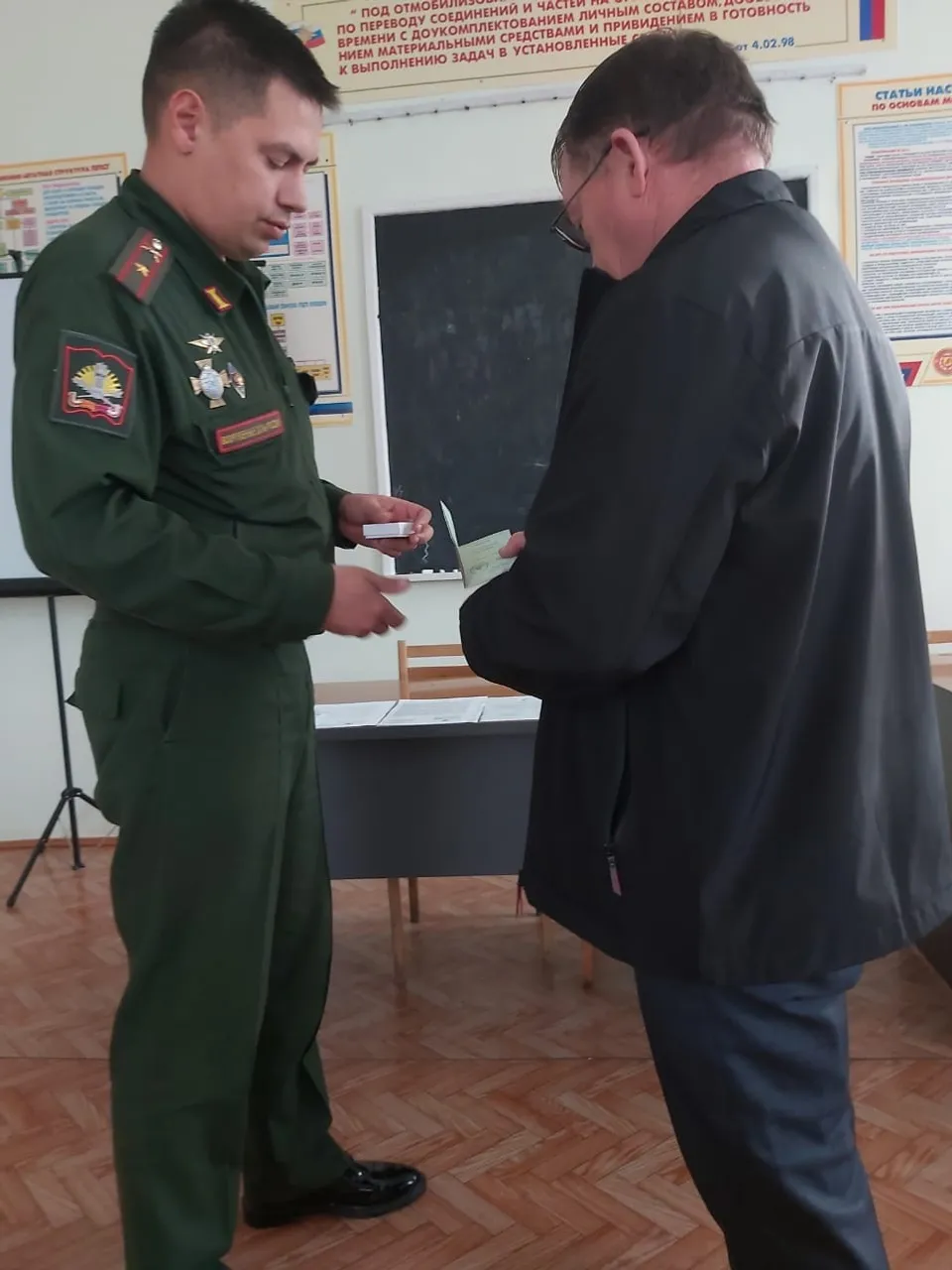 Вручение награды отцу.