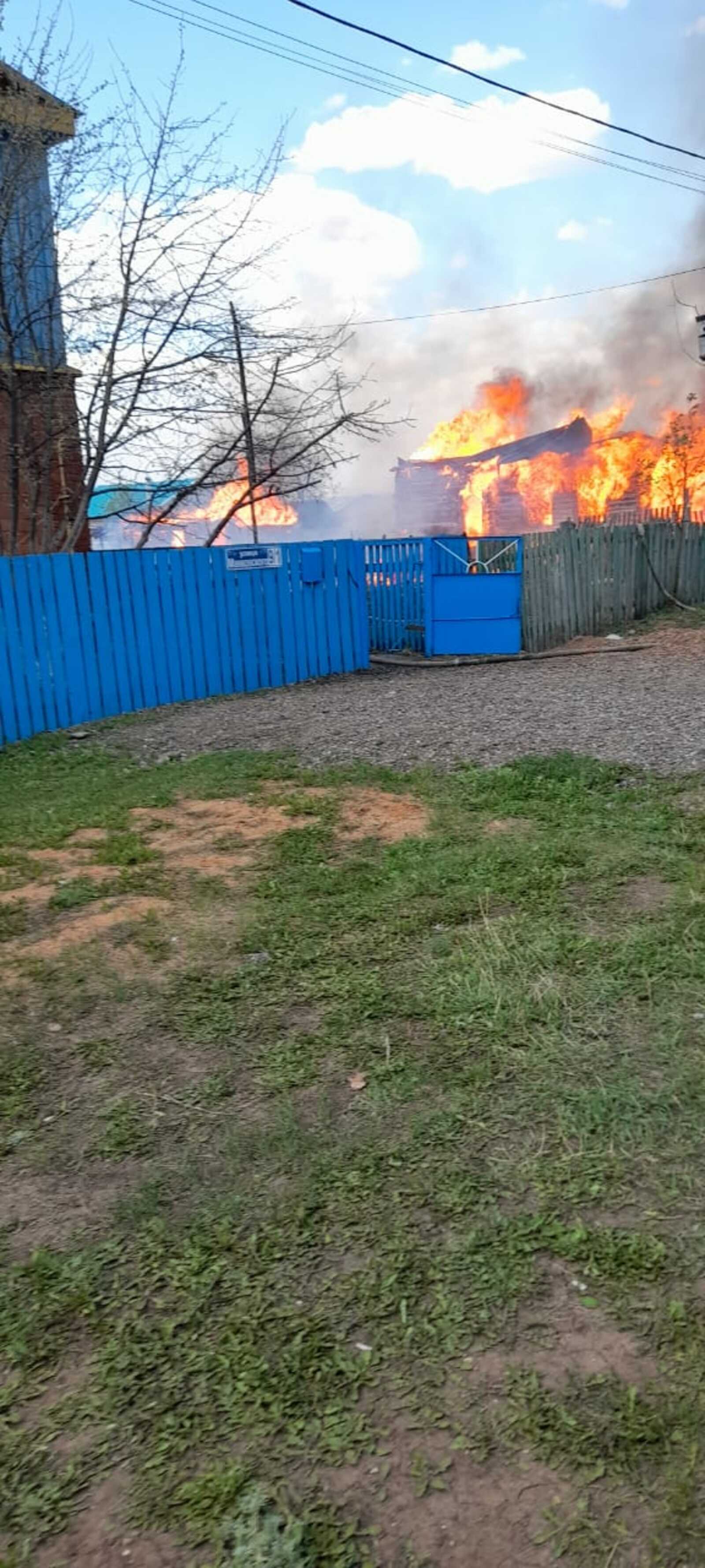 Аургазинские огнеборцы потушили крупный пожар на ул.Курчатова в с.Толбазы