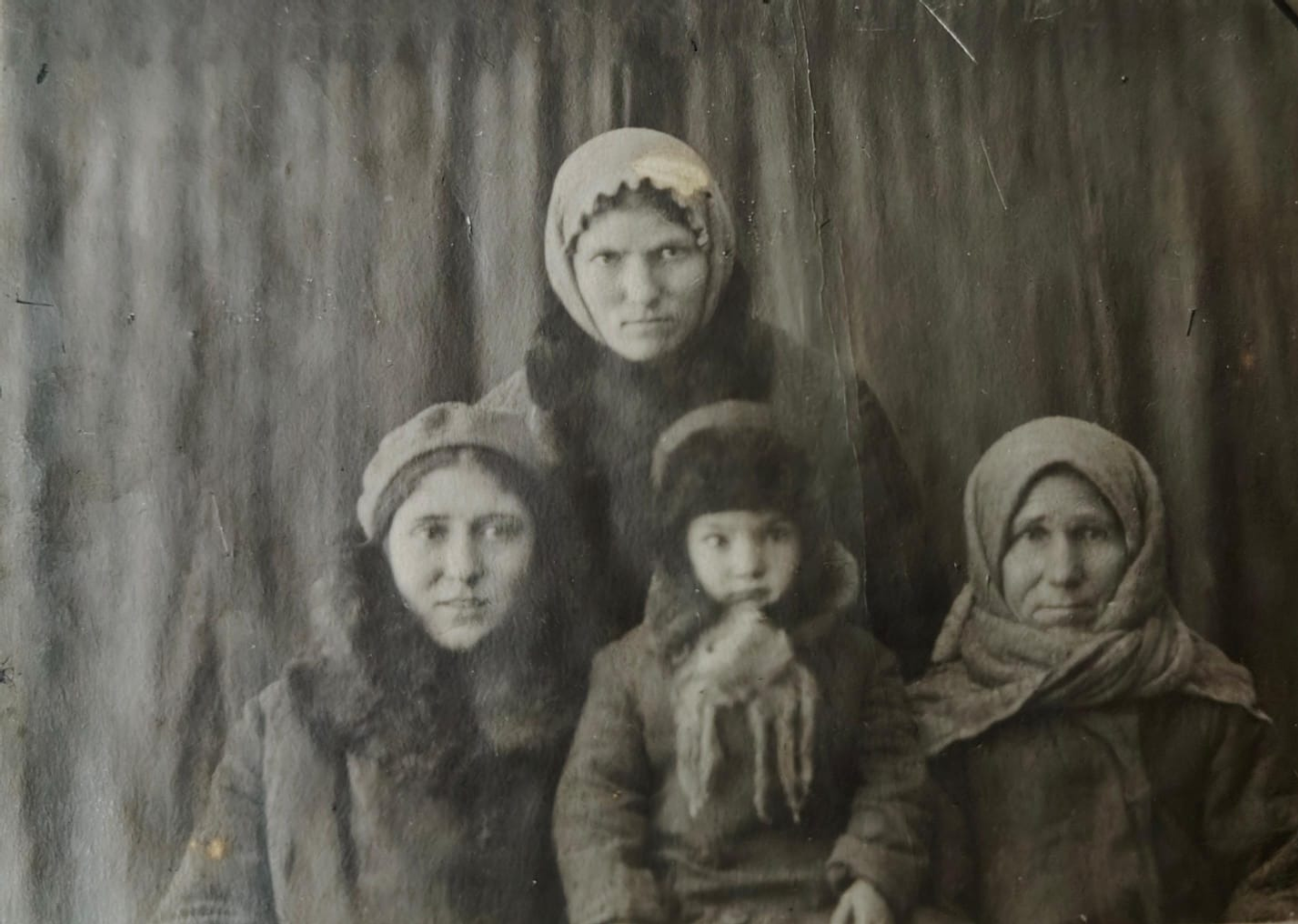 Жена Хафиза, дочери Сания и Нафиса, внучка Венера.