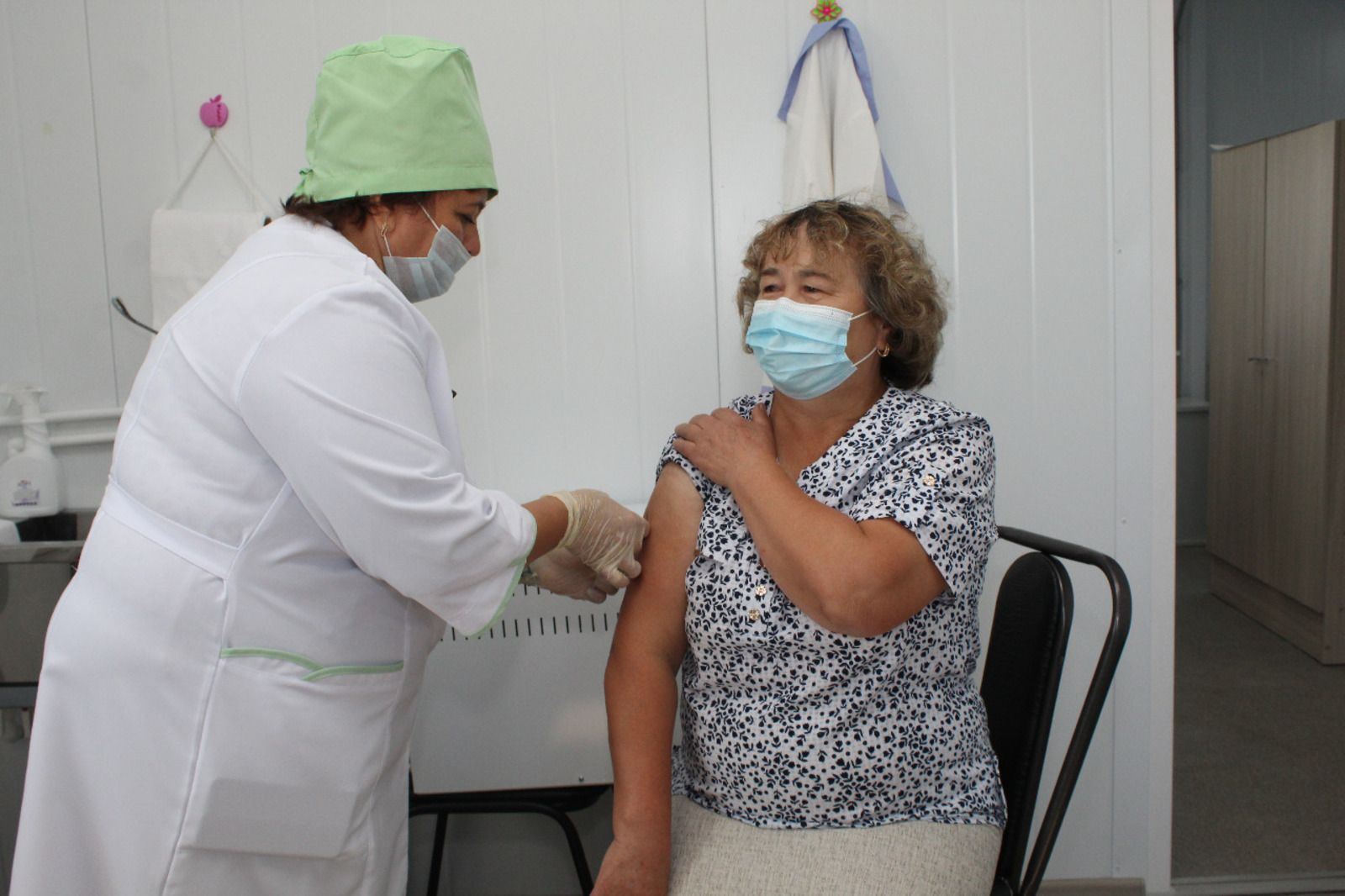 Жители Степановского сельпоселения вакцинируются коронавируса  в родном ФАПе
