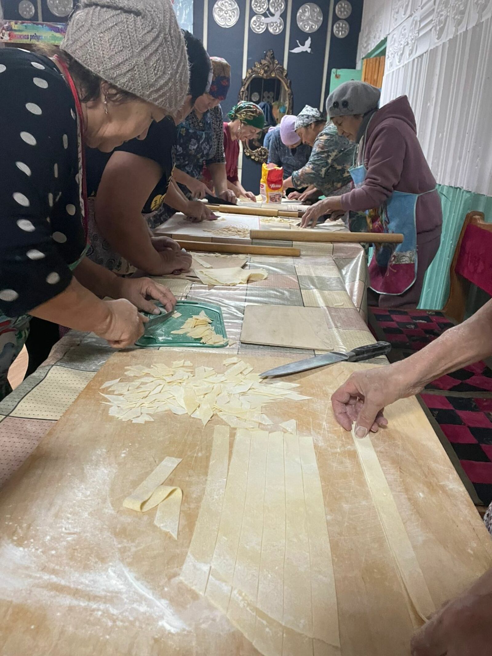 В Аургазинском районе Башкирии хозяюшки готовят лапшу для бойцов СВО