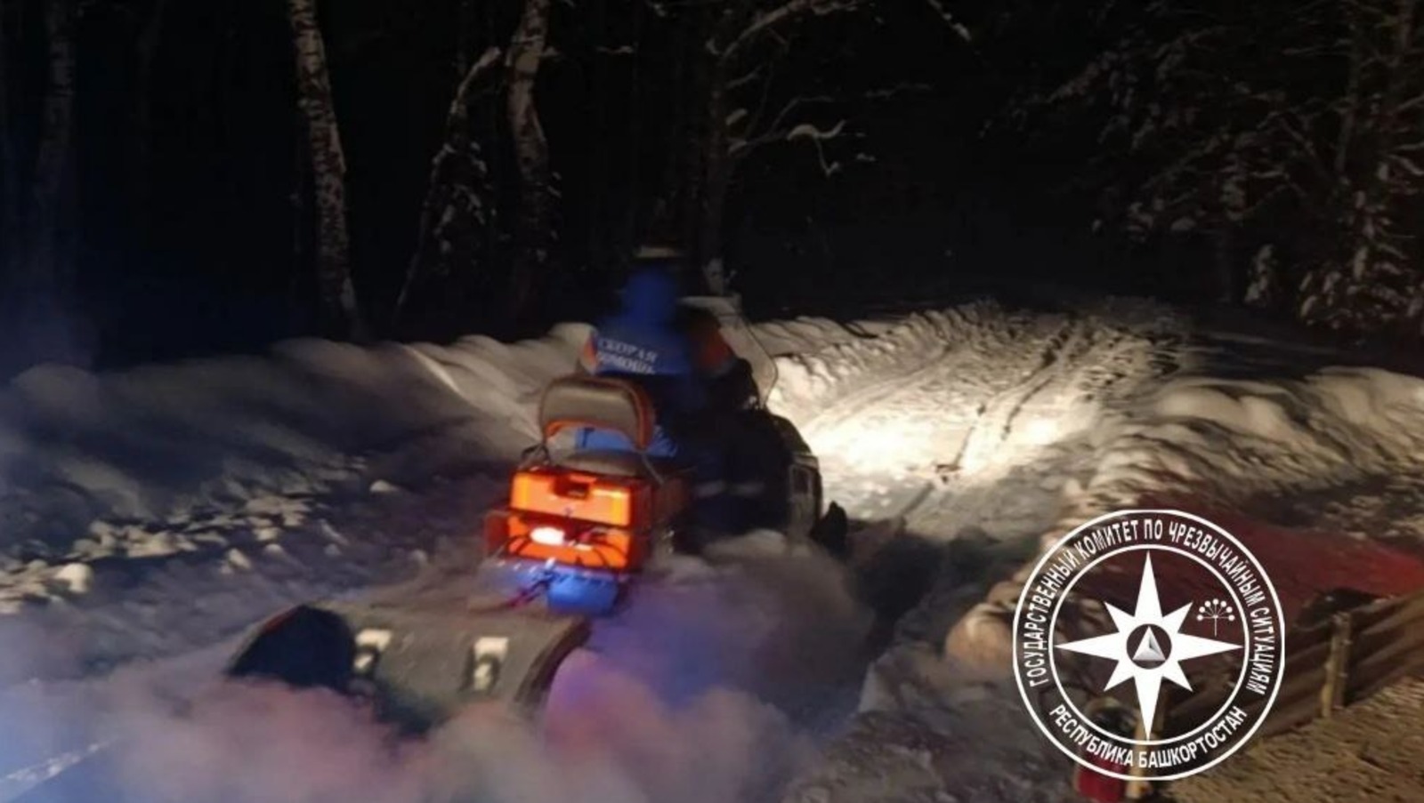 В Башкирии спасатели помогли фельдшеру добраться до пациента на снегоходе