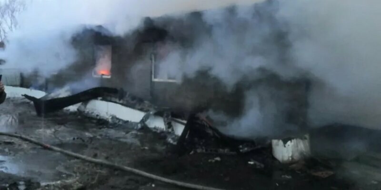 В Башкирии сгорел дом, в котором проживало 10 детей