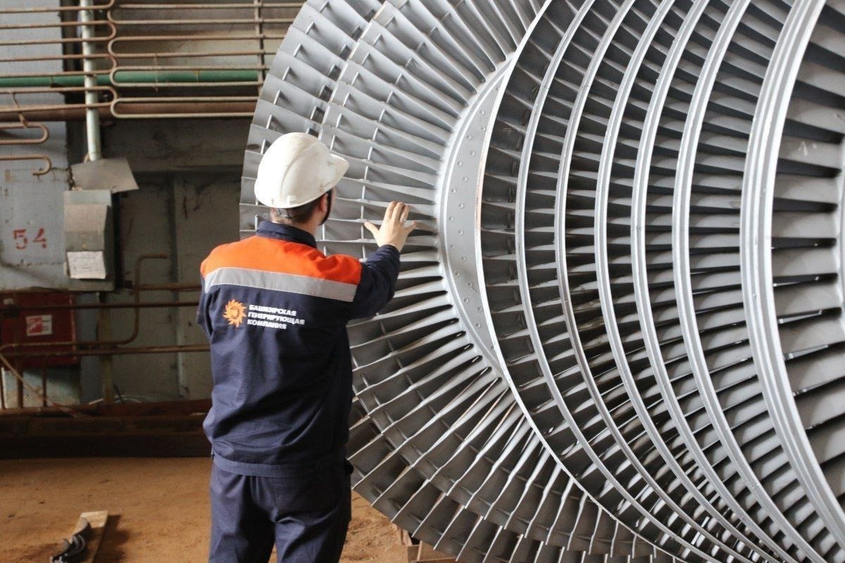 Радий Хабиров поздравил энергетиков Башкирии с профессиональным праздником