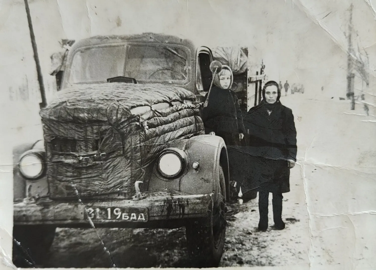Лена и Любовь у рабочего ГАЗ-51. Фото из архива. 1970-е годы.