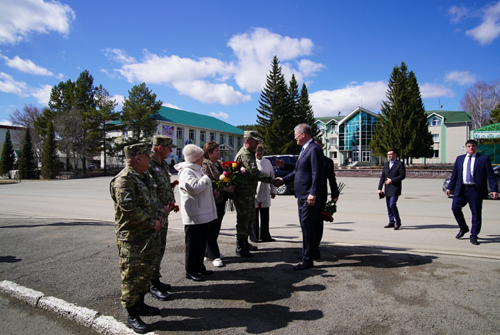 Радий Хабиров передал ордена генерала Шаймуратова семьям погибших участников СВО