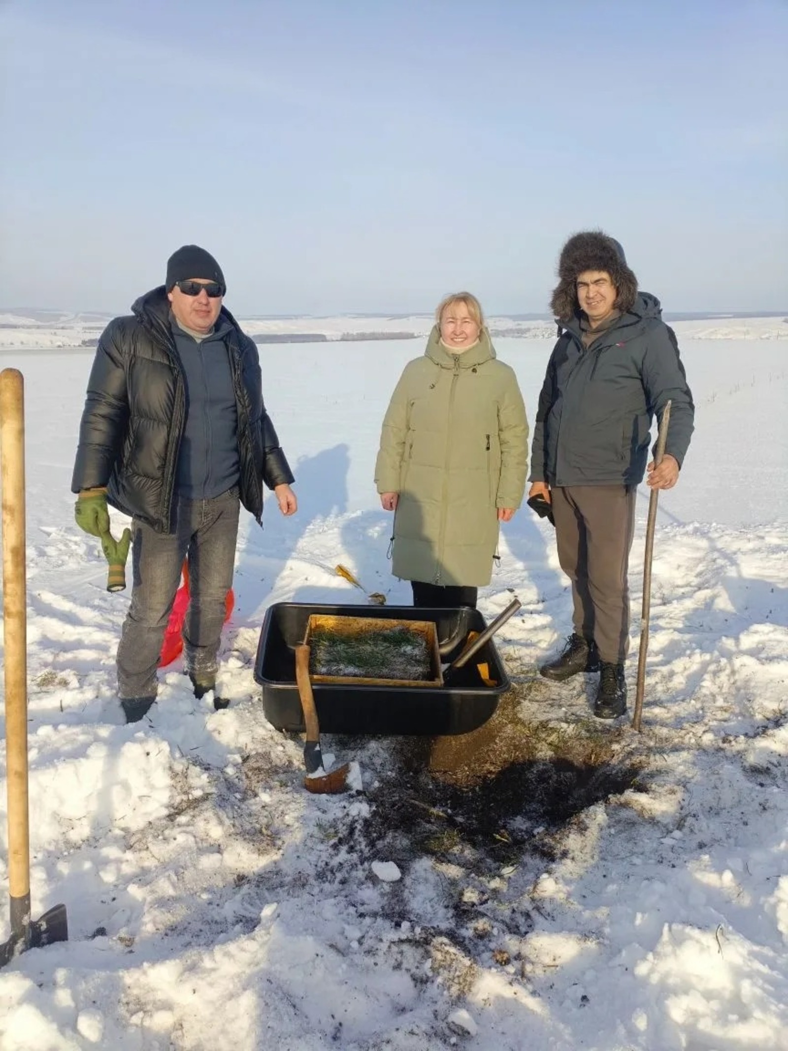 На фото: ведущий агроном ОИ филиала ФГБУ "Россельхозцентр" по РБ Расим Габидуллин, начальник отдела Гульшат Хабибуллина и агроном ООО "СП" Урожай " Айгиз Зайнагабдинов.