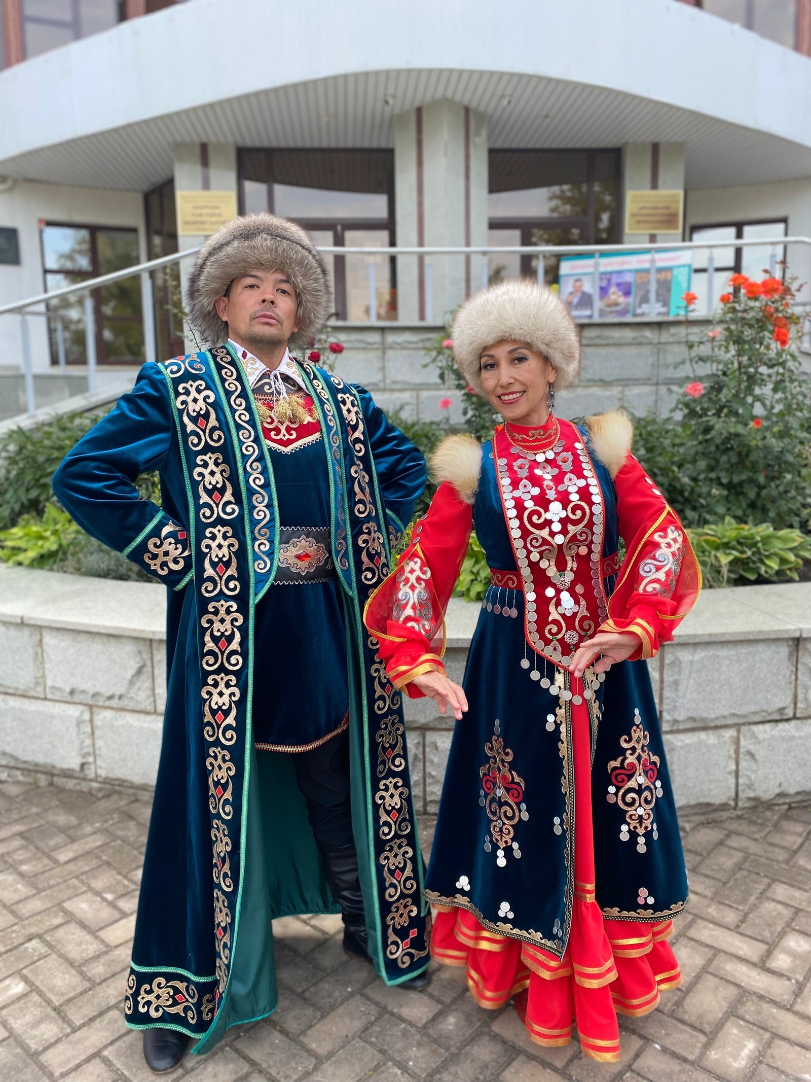 Работники Аургазинского модельного Дворца культуры в новых костюмах.