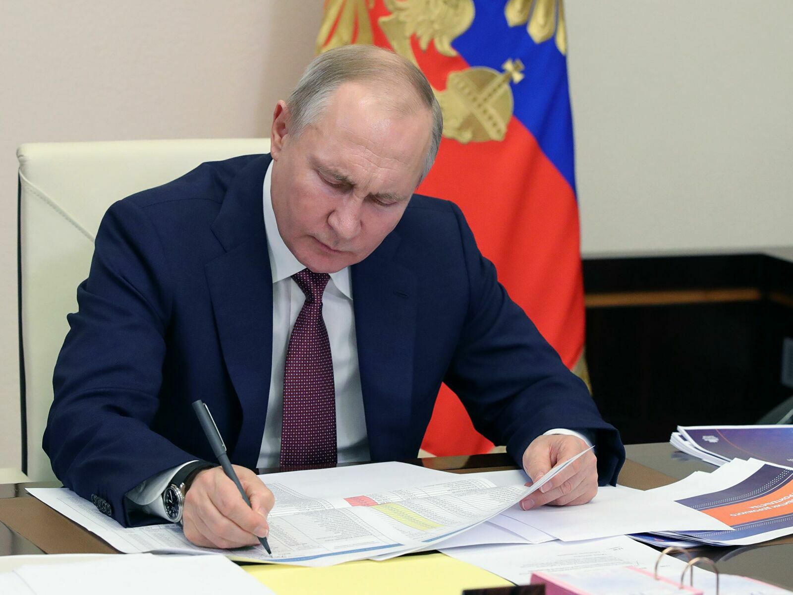 Путин подписал указ о мерах социально-экономической стабильности в России