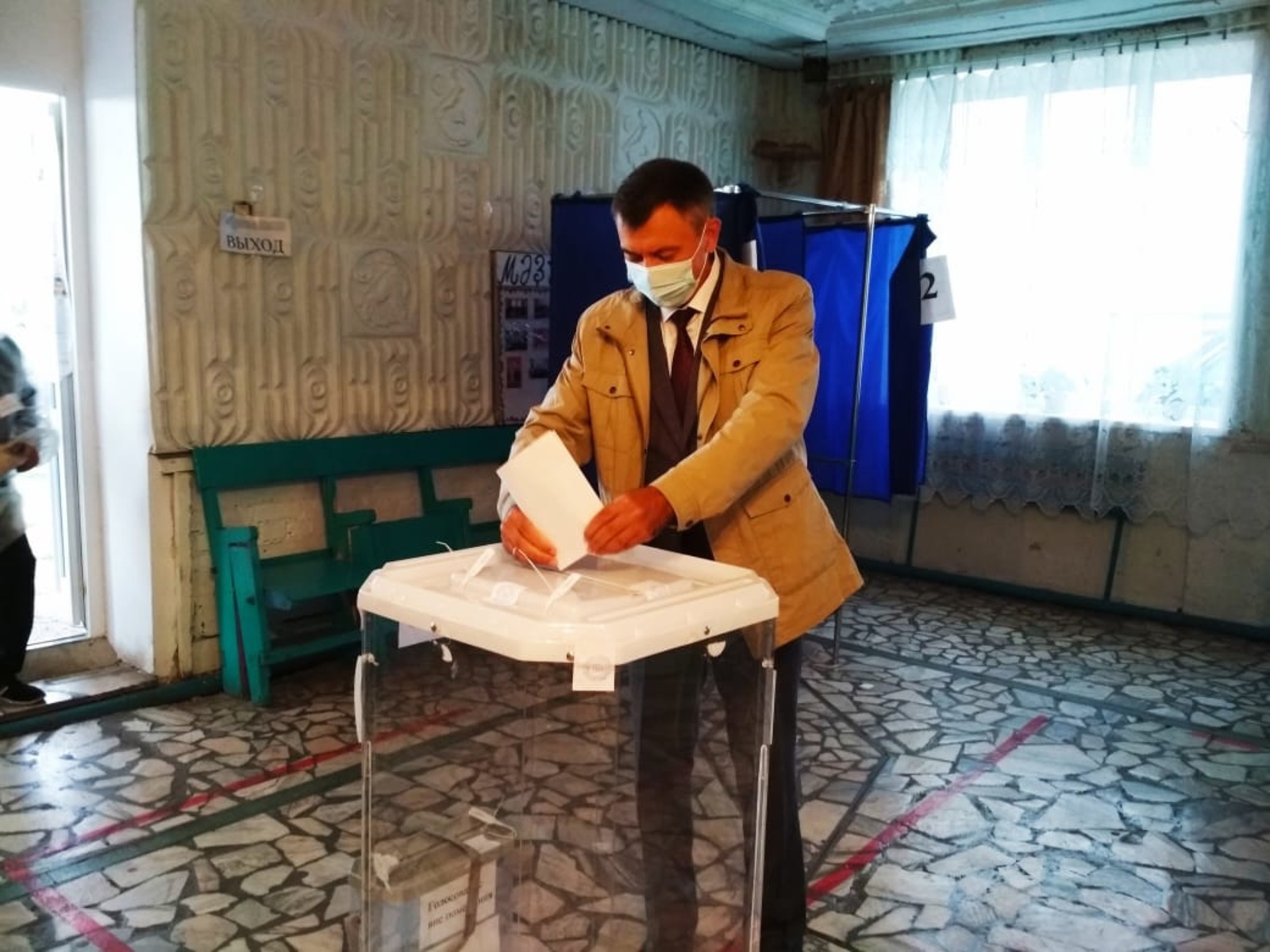 Глава администрации района Зуфар Идрисов проголосовал на избирательном участке в деревне Новоитекеево.