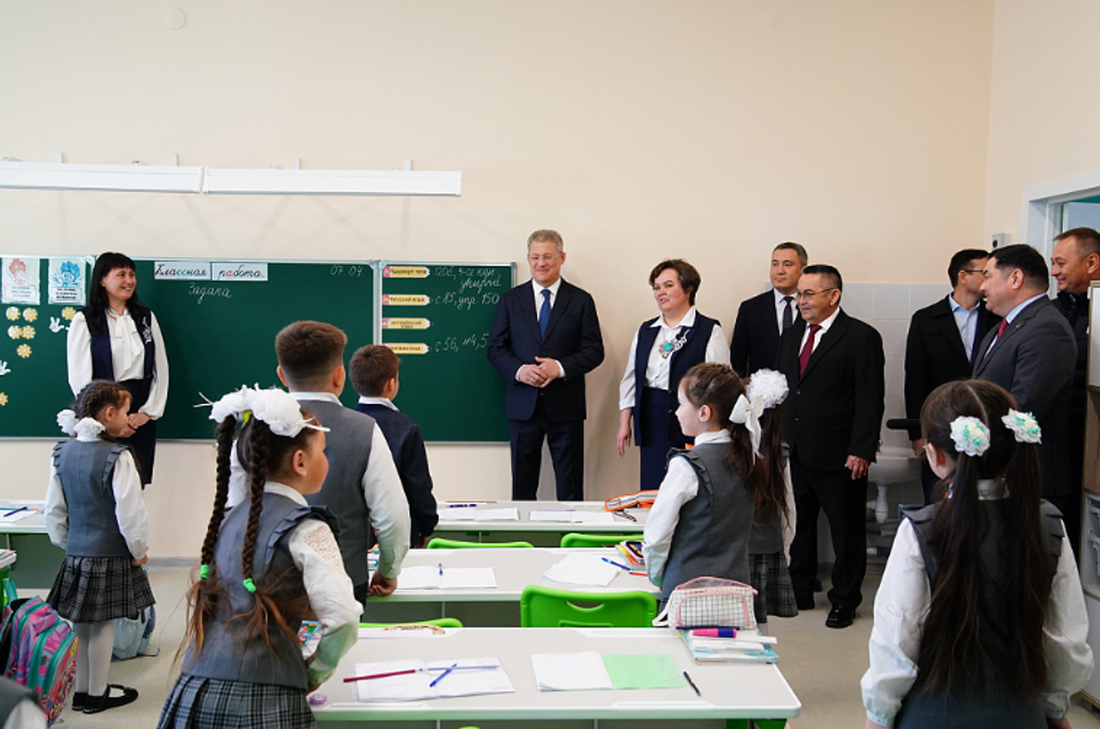 Радий Хабиров побывал в новой полилингвальной школе «Хазина» в Аскарово