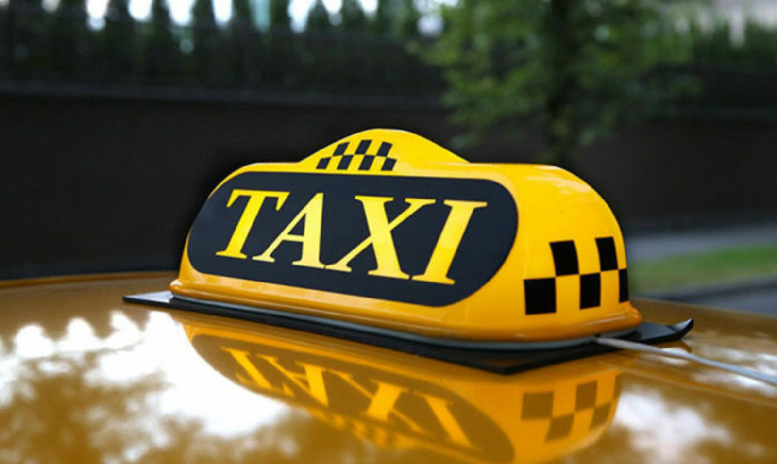 Такси свирск. Шашки такси. Шашечки такси. Шашка такси на машине. Такси картинки.