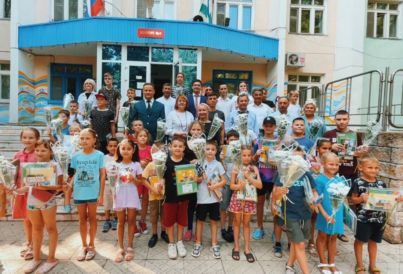 Парламентарии Курултая Башкирии поздравили  детей  из Донбасса с 1 сентября