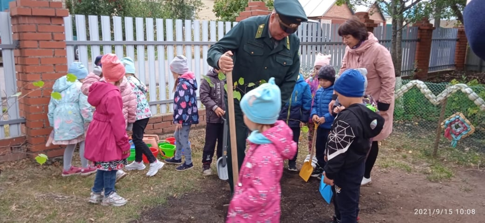 Толбазинские малыши посадили молодые деревца