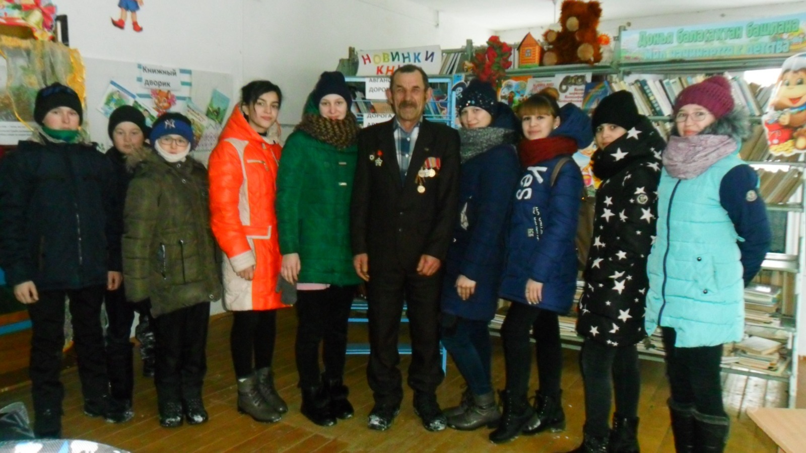 Р. Валиев на встрече с юными мустафинцами в сельской библиотеке в 2019 году