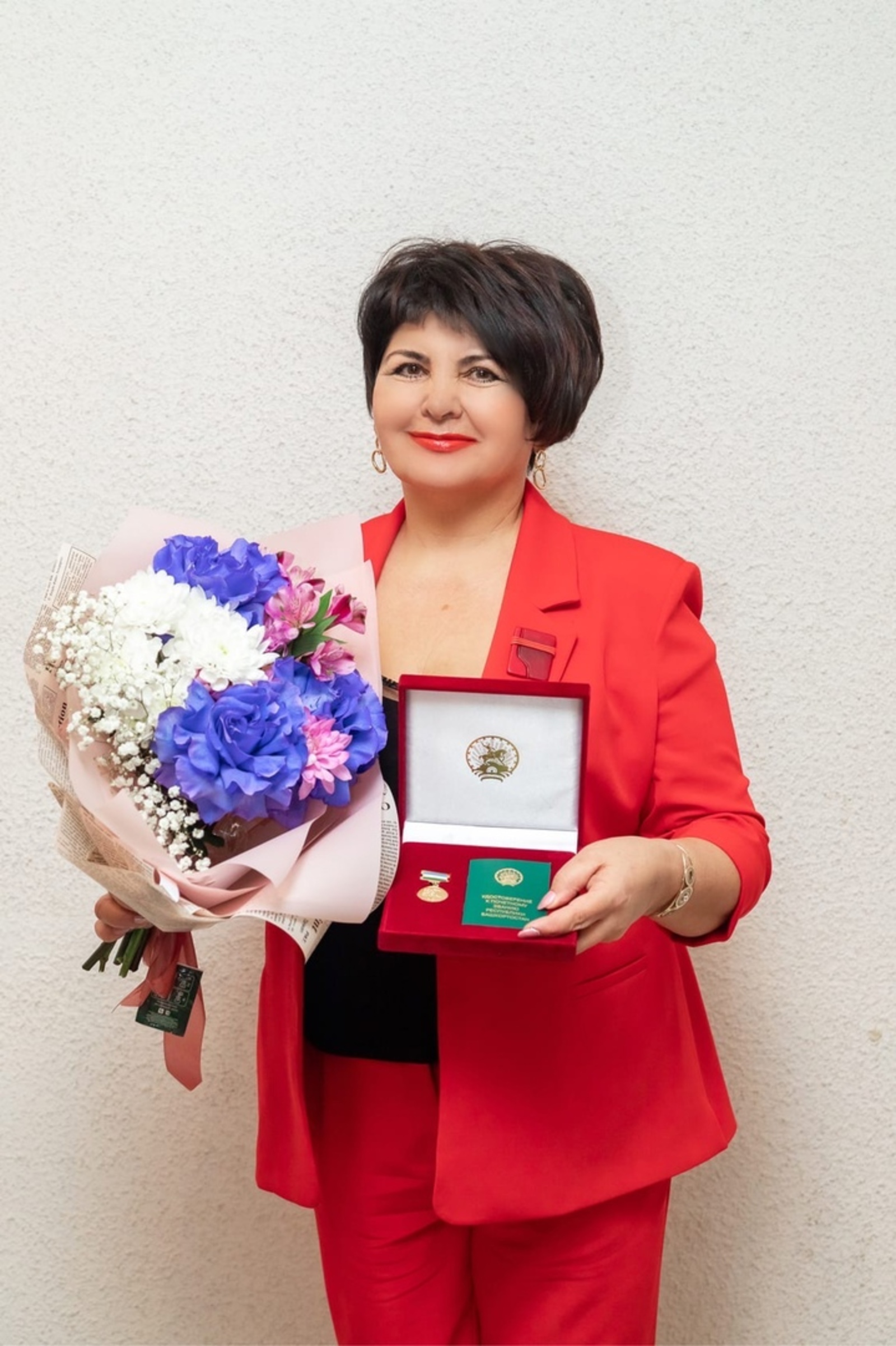 Поздравляем хормейстера районного Дворца культуры Фину Абдуллину с высокой наградой!