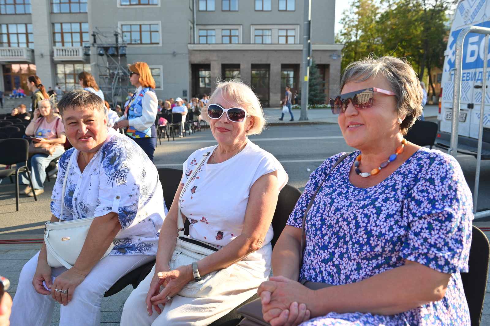 Алла - крайняя слева в ряду трёх женщин-зрительниц (белая блузка с синим принтом), Маргарита - женщина посередине.