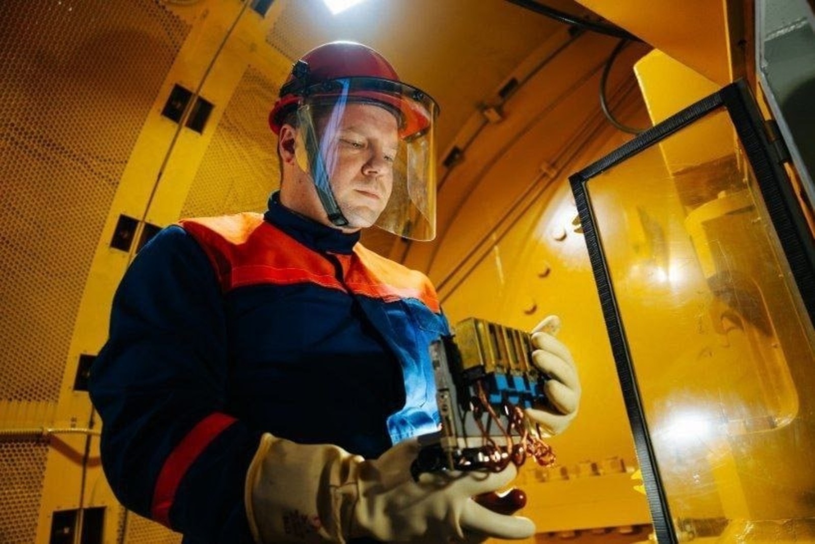 Радий Хабиров поздравил энергетиков Башкирии с профессиональным праздником