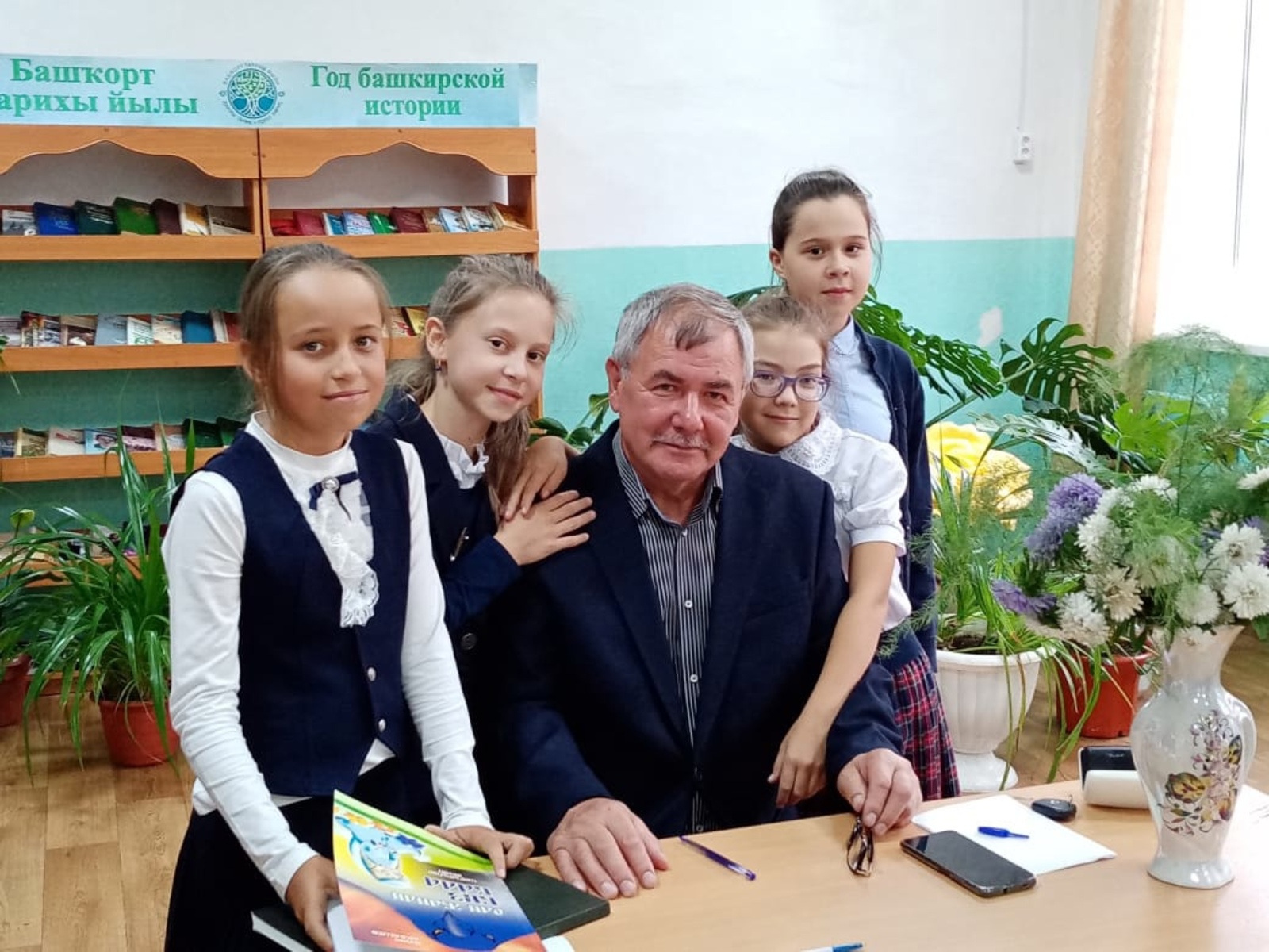 Толбазинские школьники встретились с поэтом Варисом Акбашевым в районной библиотеке