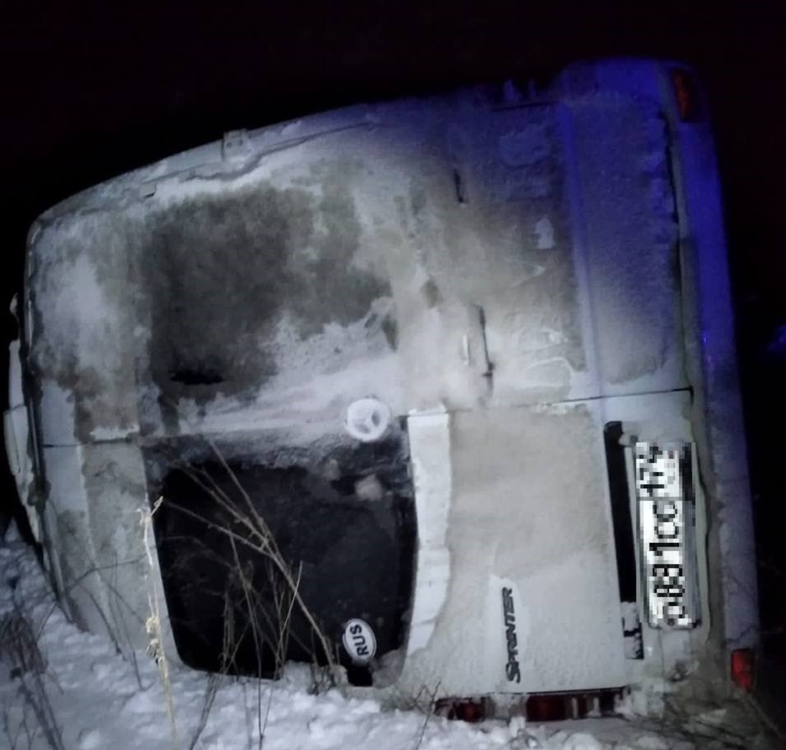 Автобус Уфа-Орск с 14 пассажирами опрокинулся в кювет в Оренбургской области