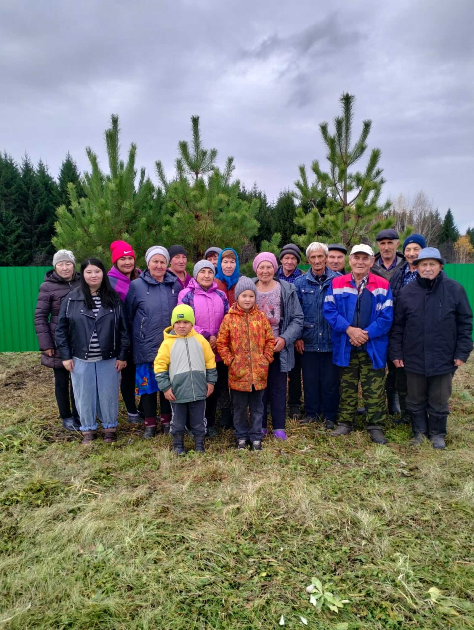 В д.Новомустафино Башкирии жители обновили забор на кладбище