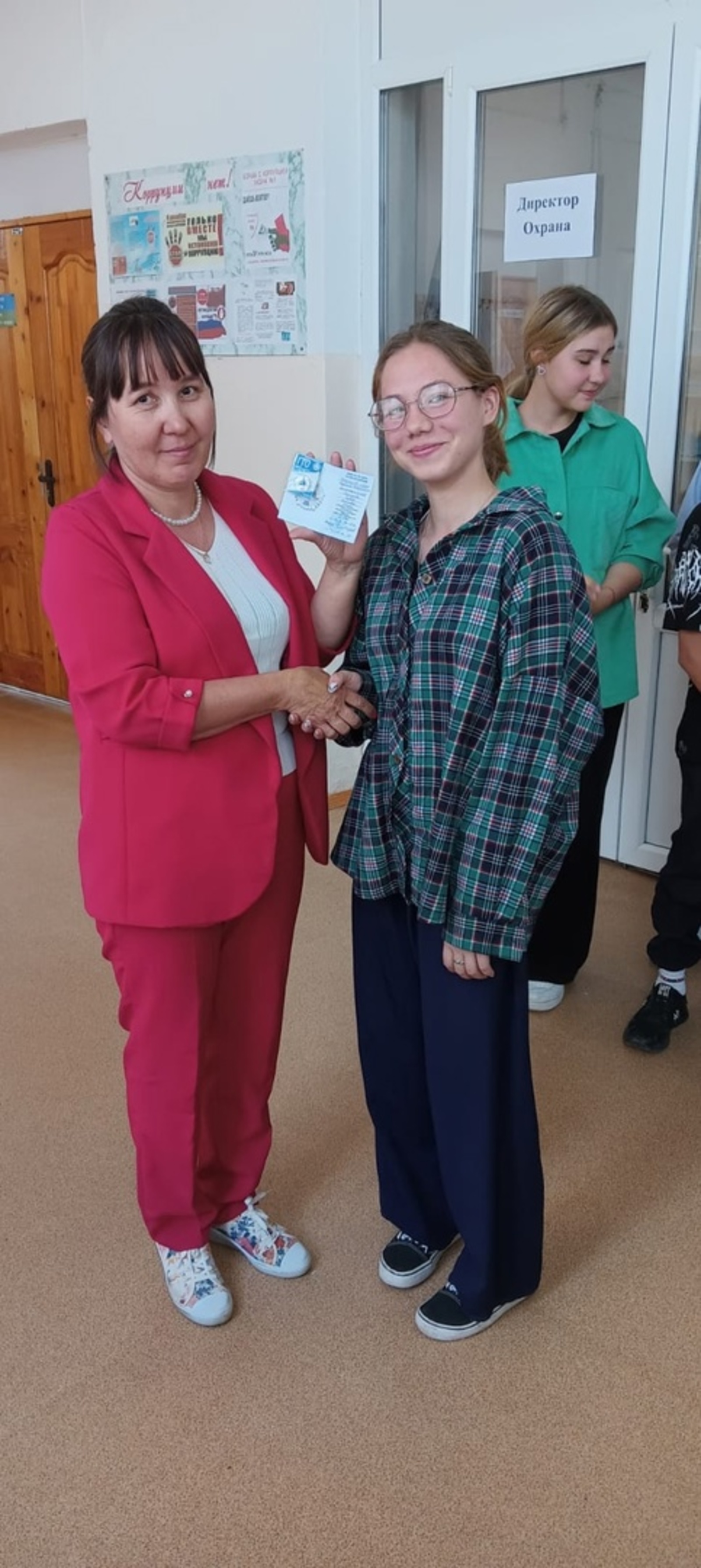 Школьнице из Башкирии вручили знак отличия комплекса "ГТО"